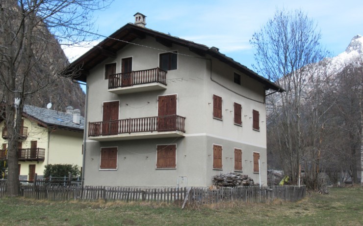 Vendesi due alloggi in casa indipendente in frazione Arcesaz